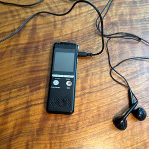 Kopfhörer sind im Zipcide-Diktiergerät eingesteckt