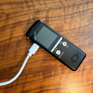 Ein Ladekabel ist im Zipcide-Diktiergerät eingesteckt