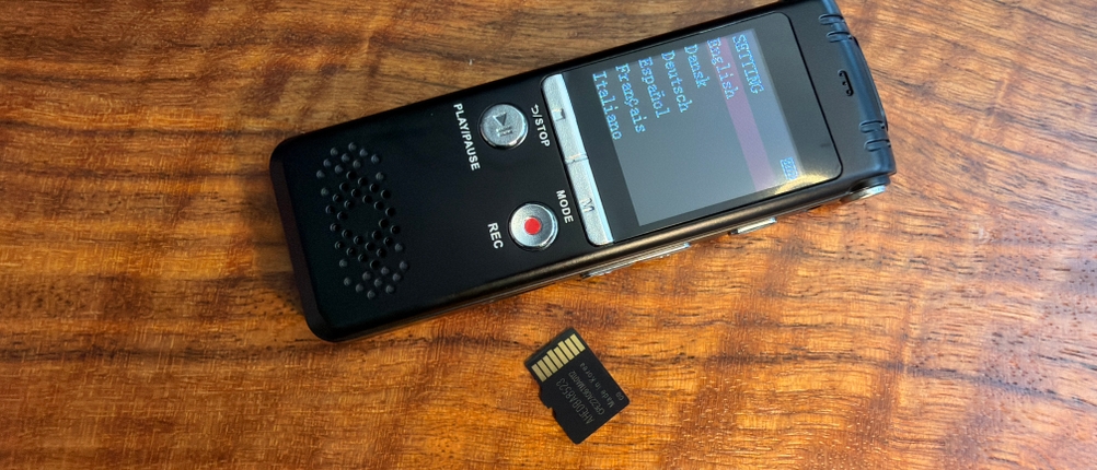Eine Speicherkarte liegt neben dem Zipcide-Diktiergerät