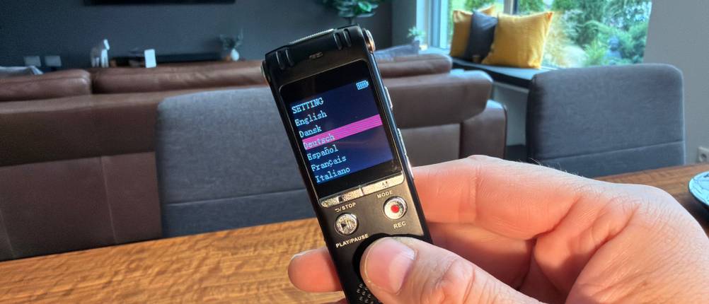 Im Zipcide-Diktiergerät wird die Sprache eingestellt