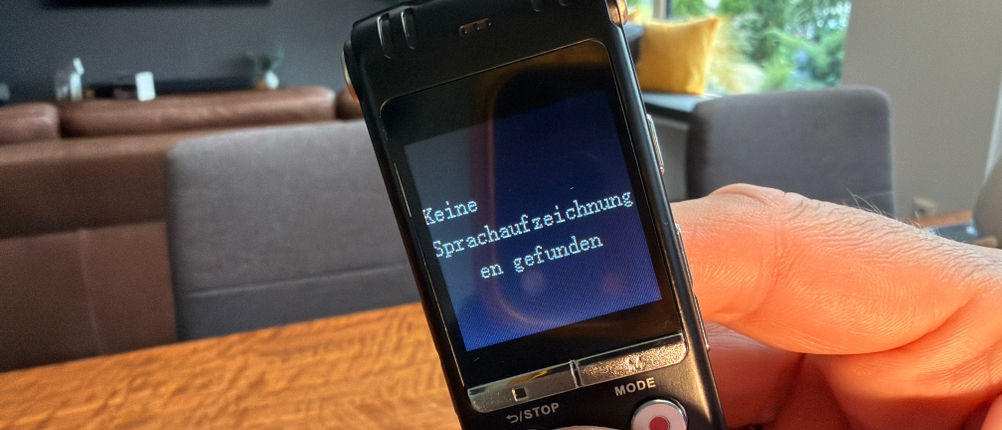 Das Display vom Zipcide-Diktiergerät zeigt den Satz: keine Sprachaufzeichnungen gefunden