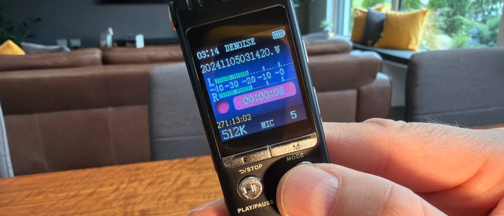 Eine Hand hält das Zipcide-Diktiergerät fest