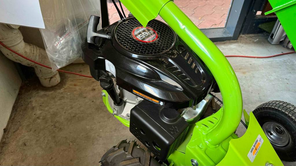 Blick auf den Motor eines getesteten Balkenmähers.