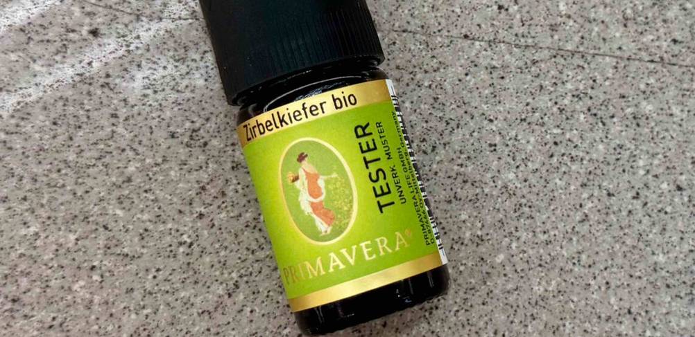 Zirbenöl getestet: Nahaufnahme des Labels der Flasche.