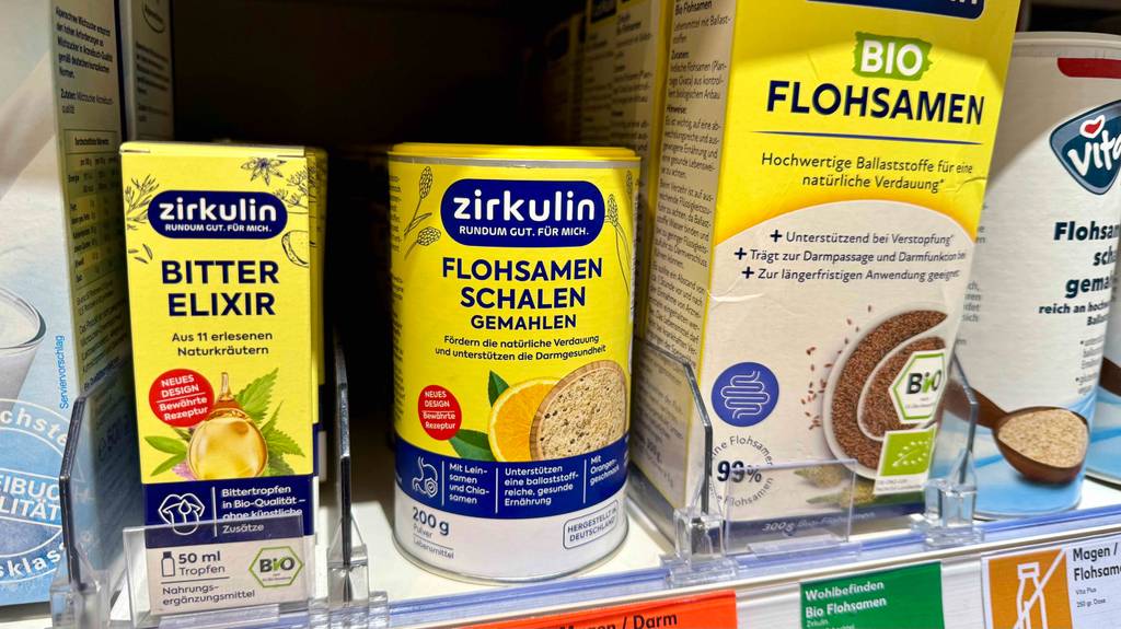 Flohsamen im Test: Mehrere Produkte in unterschiedlichen Ausführungen stehen in einem Regal.