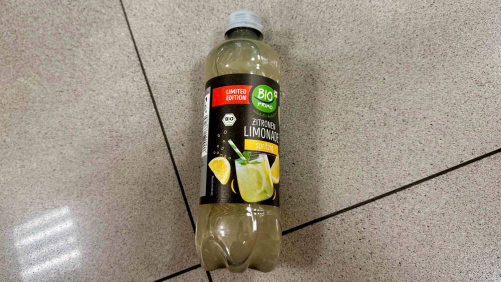 Zitronenlimonade getestet: Eine Flasche auf eine Fließenboden leicht seitlich.