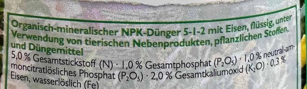 Nahaufnahme der Rückseite des Zitrusdünger im Test mit Informationen zum Inhalt.
