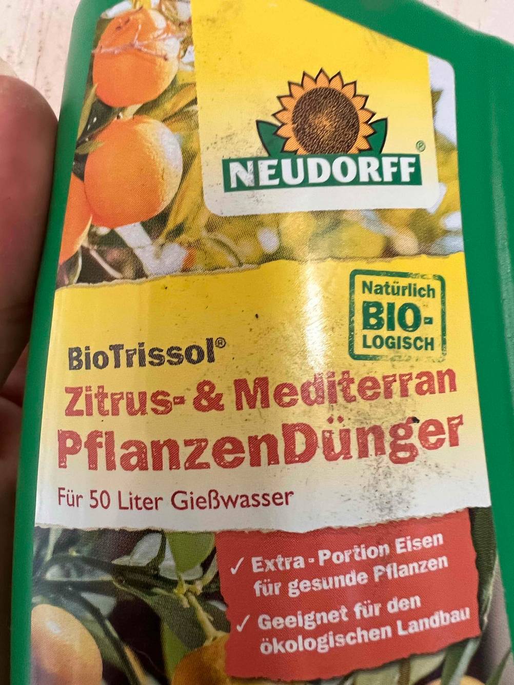 Nahaufnahme des Labels einer Flasche des getesteten Zitrusdüngers mit Informationen.
