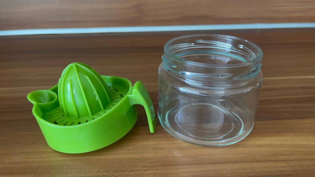 Zitruspresse (manuell) getestet: Neben dem Glas liegt der Deckel.
