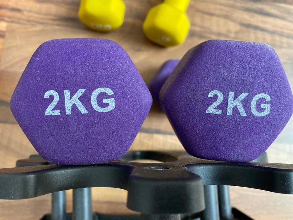 Hantelset im Test: zwei blaue Hanteln mit 2kg-Aufdruck liegen nebeneinander.