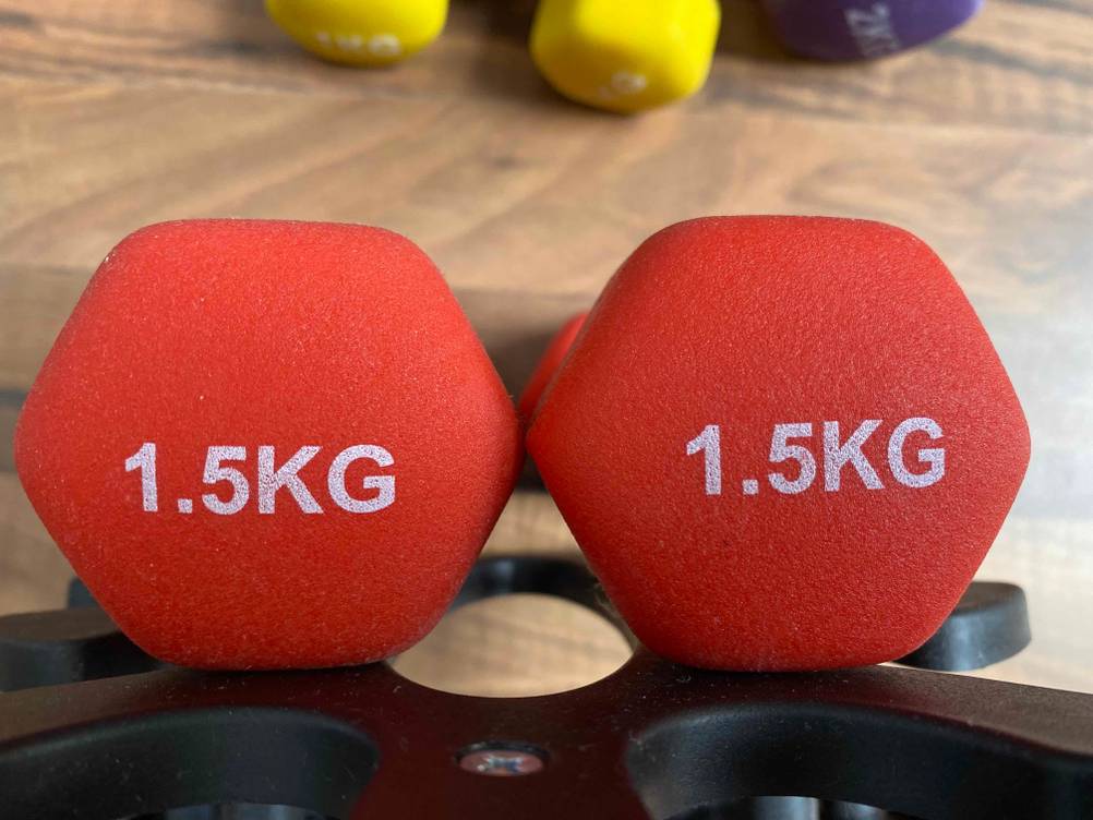 Frontansicht von zwei roten 1,5 kg Hanteln aus einem getesteten Hantelset.