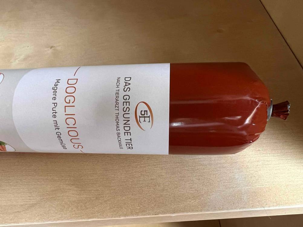 Im Test: Nahaufnahme des Labels mit Logo und Produktbezeichnung auf einer Wurst mit getreidefreien Hundefutters.