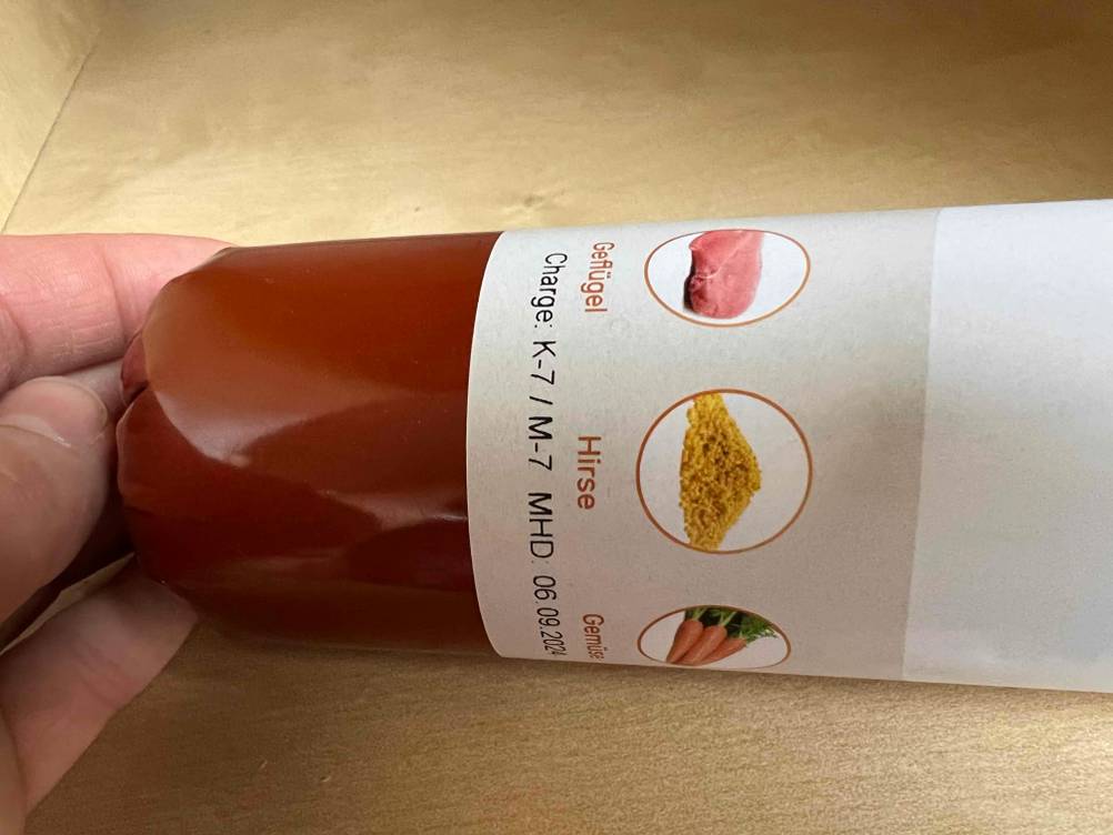 Getreidefreies Hundefutter getestet: Nahaufnahme der Bilder auf dem Label einer Wurst.