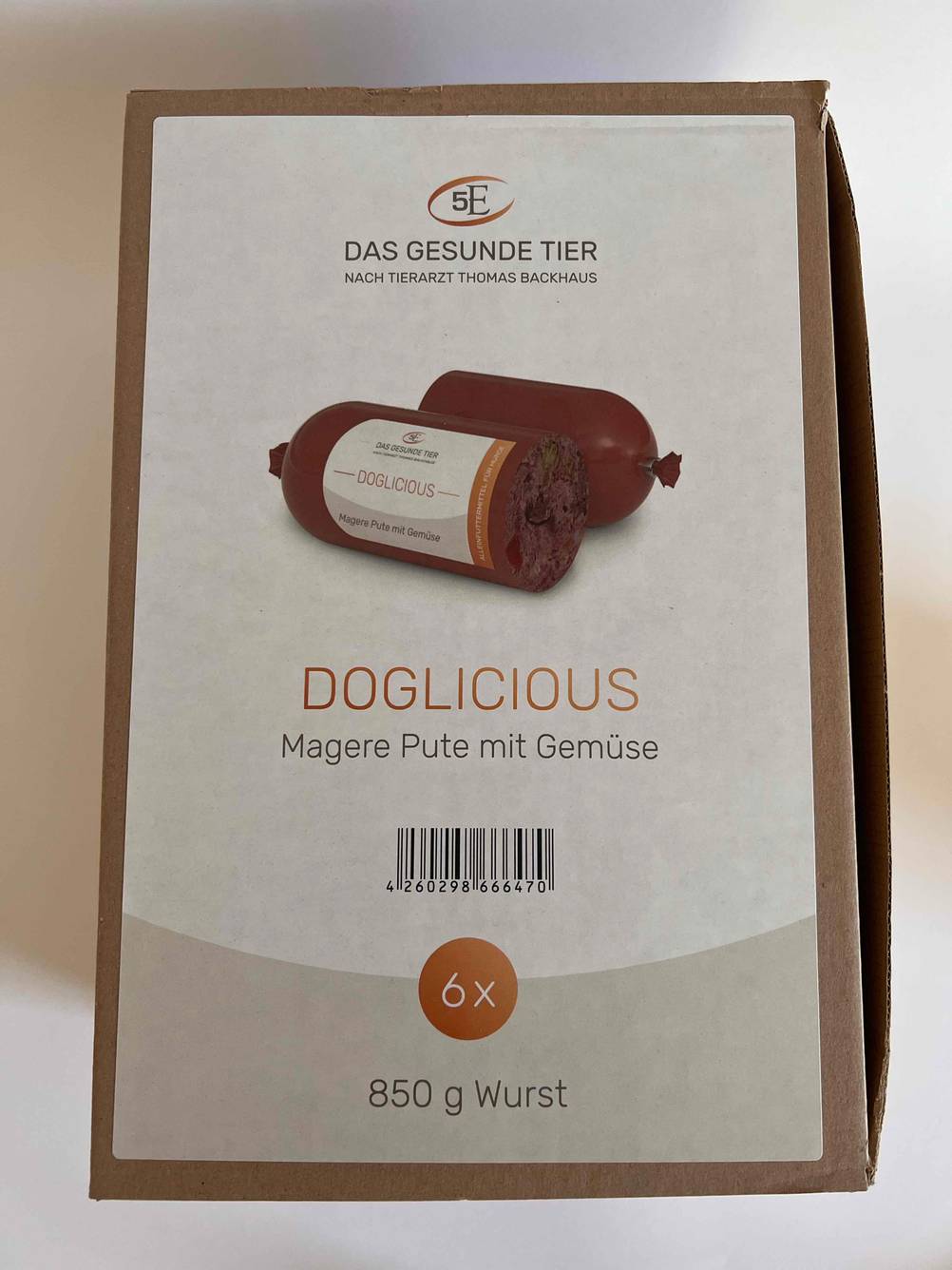 Eine Packung des getesteten getreidefreien Hundefutters auf einer hellen Fläche.