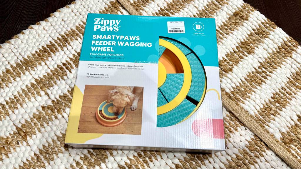 Ein getesteter Anti-Schling-Napf für Hunde liegt inklusive Originalverpackung auf einem Teppich.