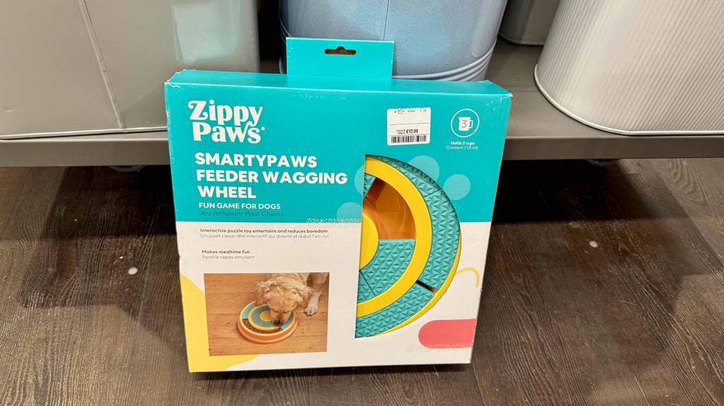 Getestet: Ein Anti-Schling-Napf für Hunde in der Originalverpackung steht auf dem Boden.