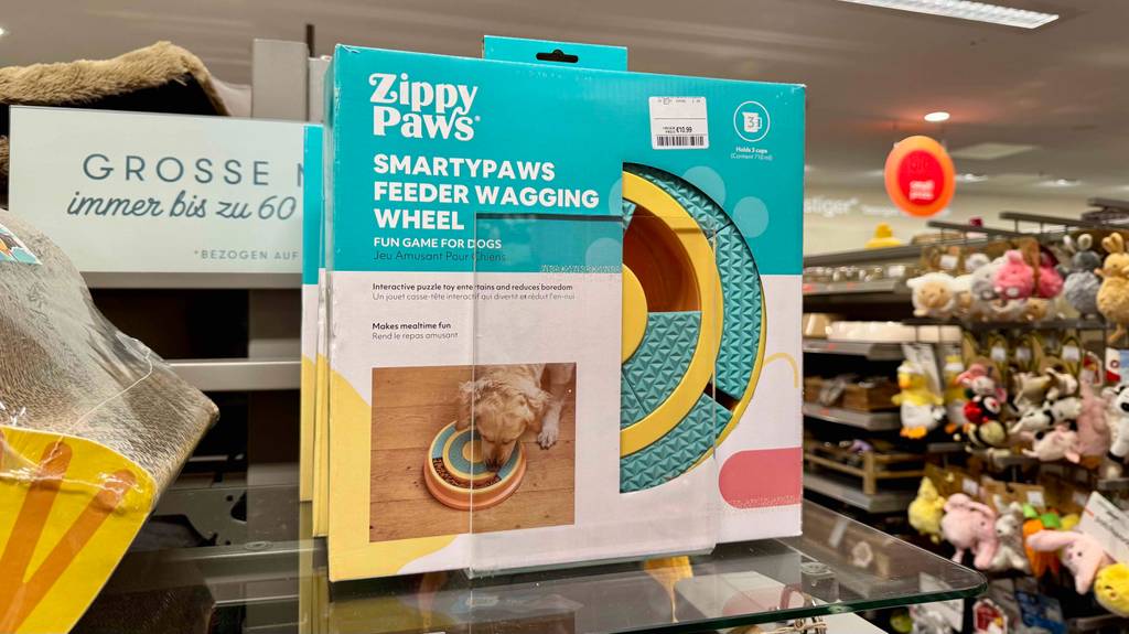 Ein Anti-Schling-Napf für Hunde im Test steht in der Originalverpackung im Geschäft.