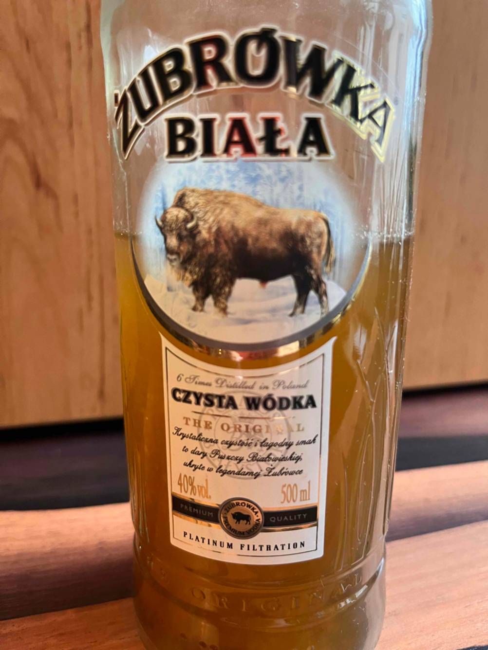 Polnischer Wodka getestet: Auf der Vorderseite einer Flasche sind Logo und Informationen zu sehen.