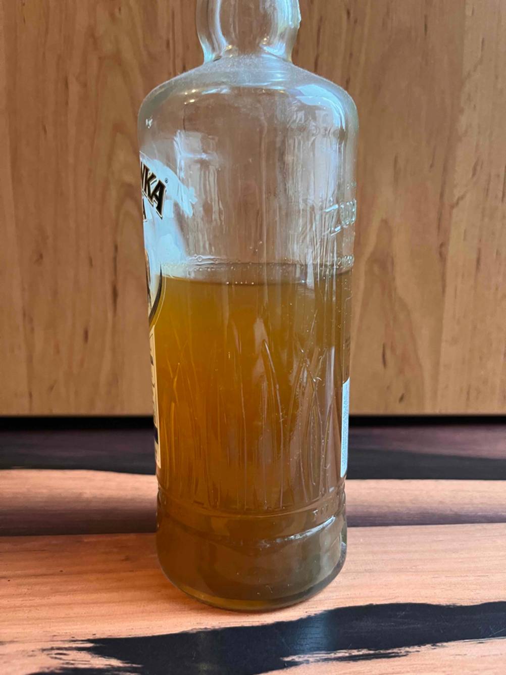 Polnischer Wodka im Test: Detailansicht des Inhalts einer Flasche.