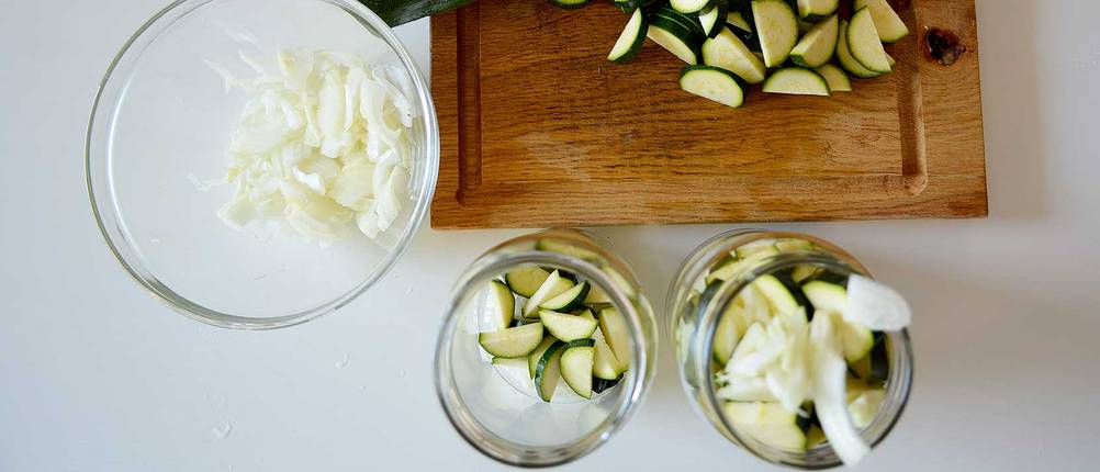 zucchini-einlegen-suess-sauer-glas-fuellen