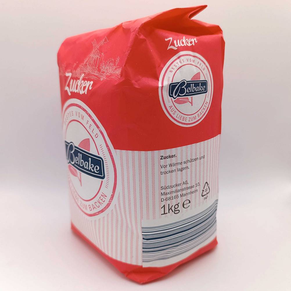 Eine Packung des getesteten Zuckers von schräg seitlich auf einer hellen Fläche.