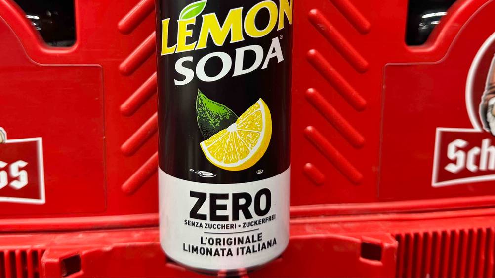 Zuckerfreie Limonade getestet: Nahaufnahme der Vorderseite der Dose mit Informationen.