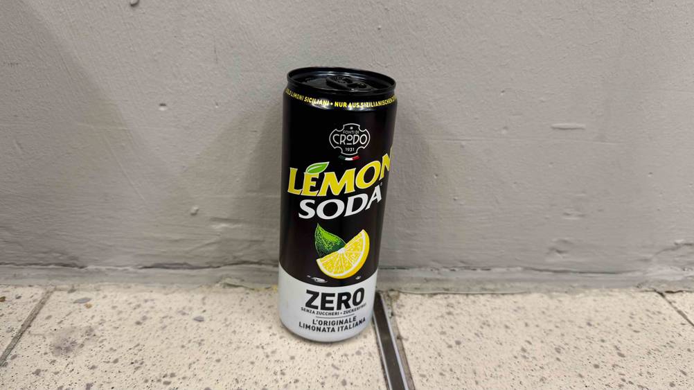 Zuckerfreie Limonade-Test: Eine Dose von schräg oben vor einer grauen Wand.