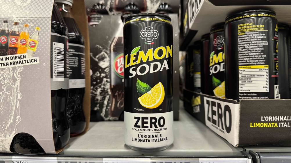 Zuckerfreie Limonade im Test: Eine Dose steht neben anderen in einem Verkaufsregal.