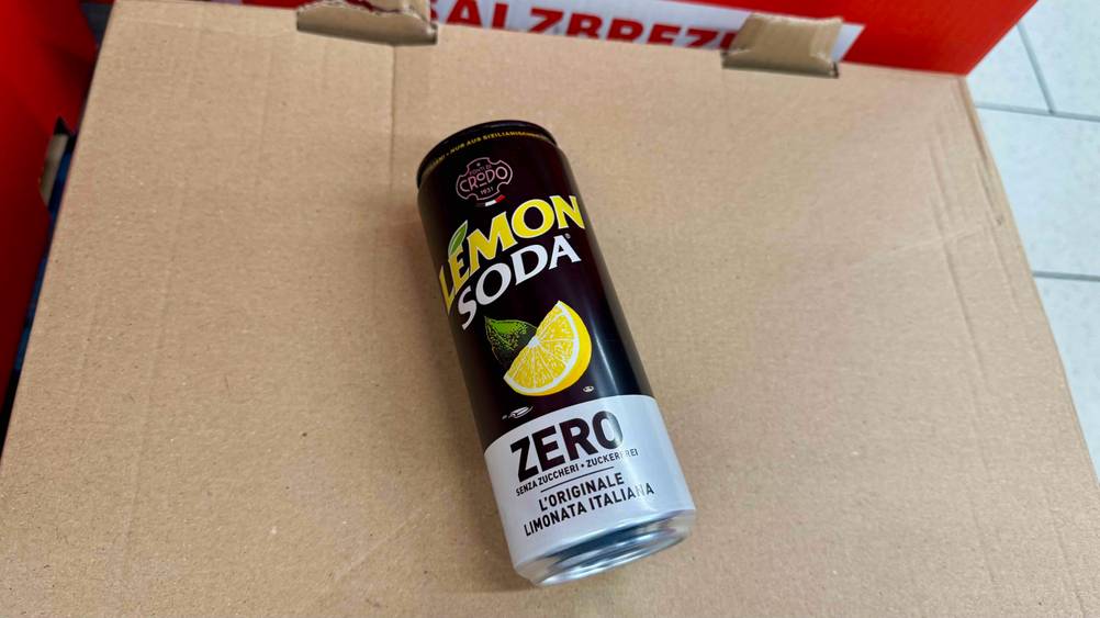 Zuckerfreie Limonade getestet: Eine Dose liegt auf einem Karton.