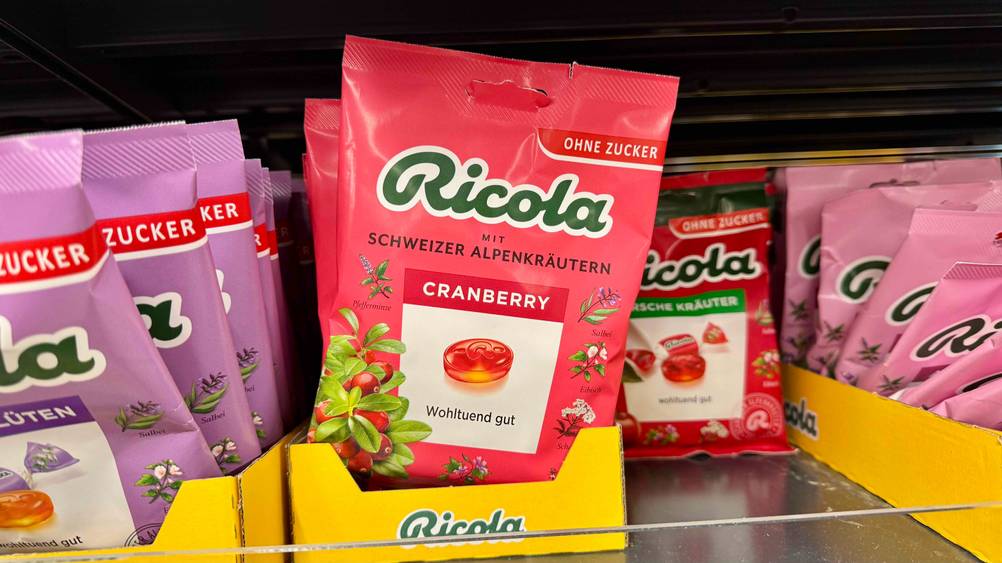 Mehrere Packungen der zuckerfreien Süßigkeiten in einem Verkaufsregal.