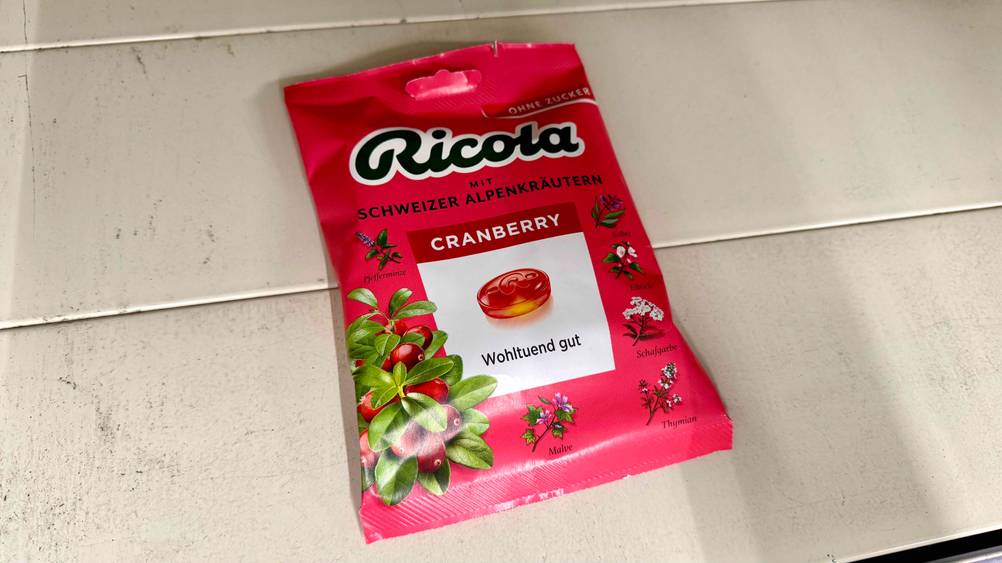 Getestet: Eine Packung der zuckerfreien Süßigkeiten auf einer hellen Fläche.