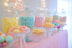 Zuckerfreie-Süssigkeiten-Test: Auf einem Tisch stehen Glasbehälter mit verschiedenen Bonbons. 