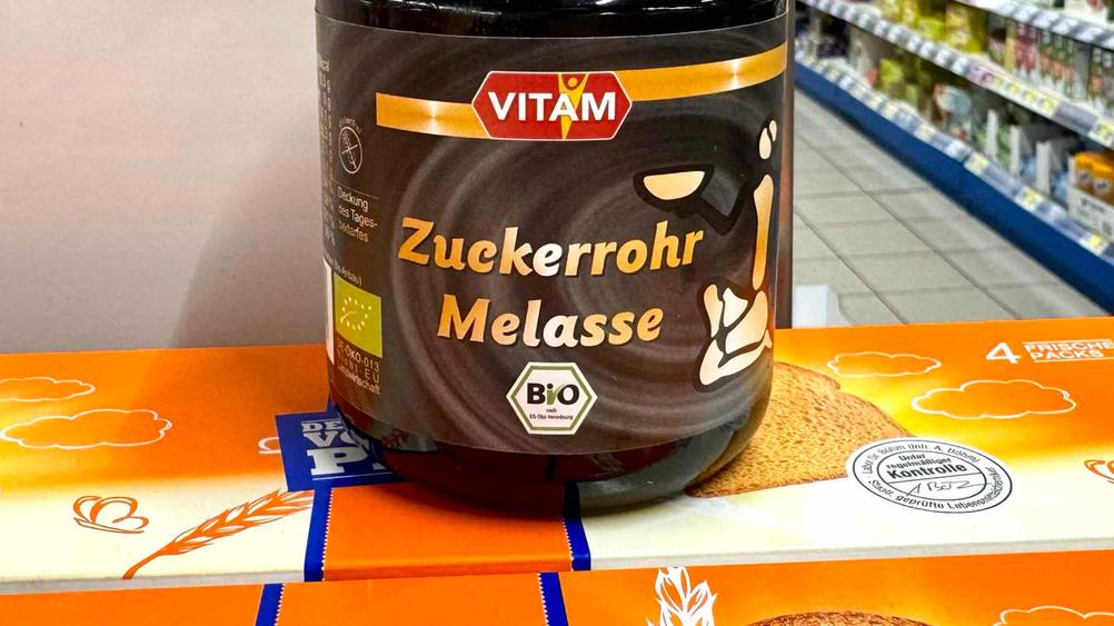 Zuckerrohrmelasse getestet: Nahaufnahme des Labels auf dem Glas mit Biolabel.