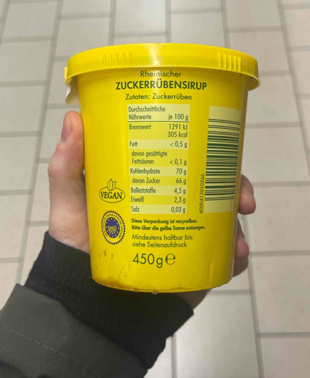 Nahaufnahme der Verpackung des getesteten Zuckerrübensirups mit Nährwerten.