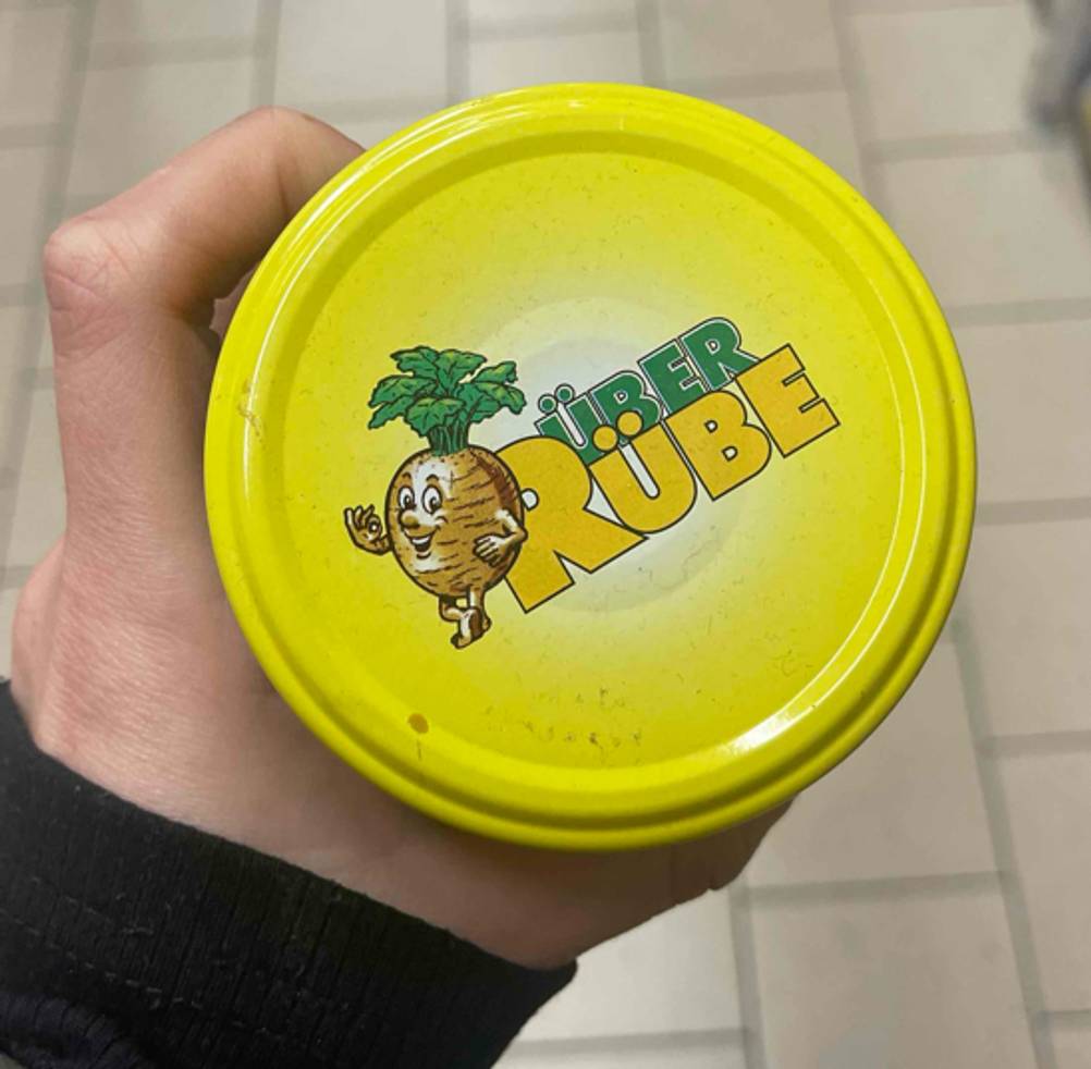 Nahaufnahme des Deckels des Zuckerrübensirups im Test.
