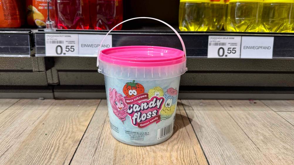 Vor einem Verkaufsregal steht eine Dose der getesteten Zuckerwatte auf dem Boden.