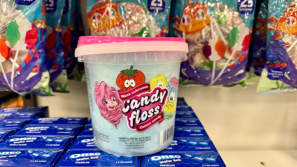 Zuckerwatte getestet: Eine Dose vor mehreren Süßigkeiten.