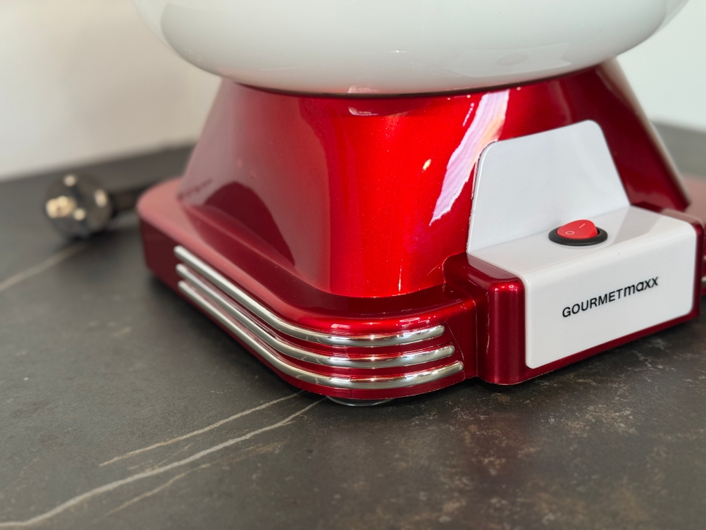 Detailansicht der Chromelemente der getesteten Zuckerwattemaschine von Gourmet Maxx.