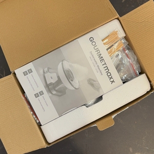 Die getestete Zuckerwattemaschine von Gourmet Maxx im Karton.