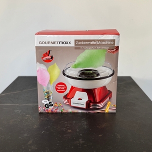 Karton der getesteten Zuckerwattemaschine von Gourmet Maxx auf einer Arbeitsfläche.