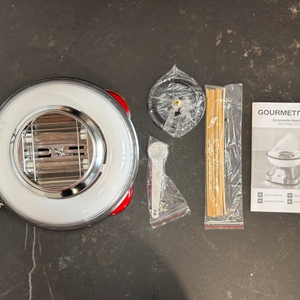 Lieferumfang der getesteten Zuckerwattemaschine von Gourmet Maxx.