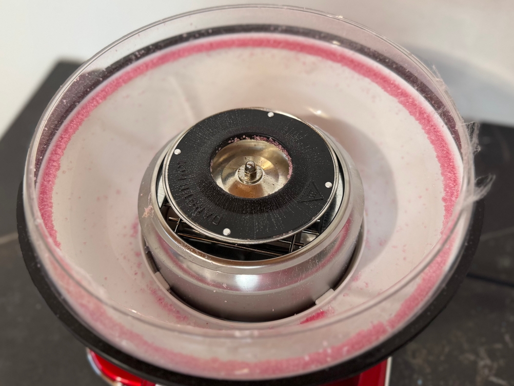 Detailansicht der verschmutzten Schale der Gourmet-Maxx-Zuckerwattemaschine nach dem Test.