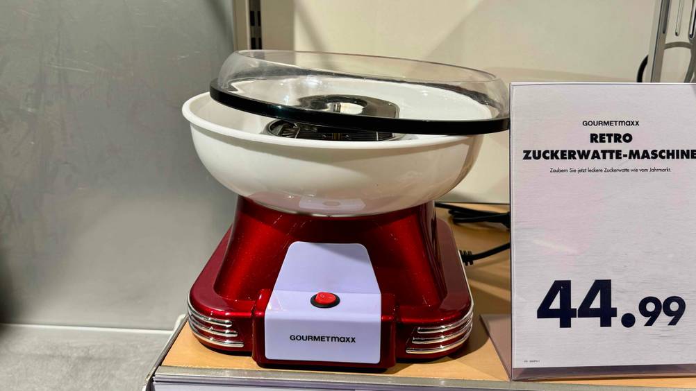 Getestet: Eine Zuckerwattemaschine von vorne neben einem Preisschild.