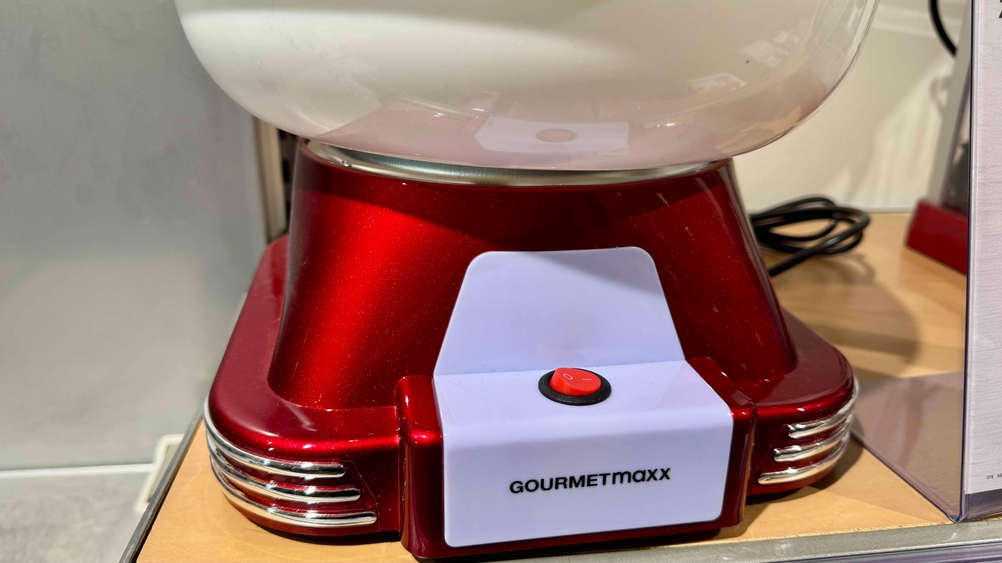 Zuckerwattemaschine getestet: Nahaufnahme des Power-Knopfes an der Vorderseite.