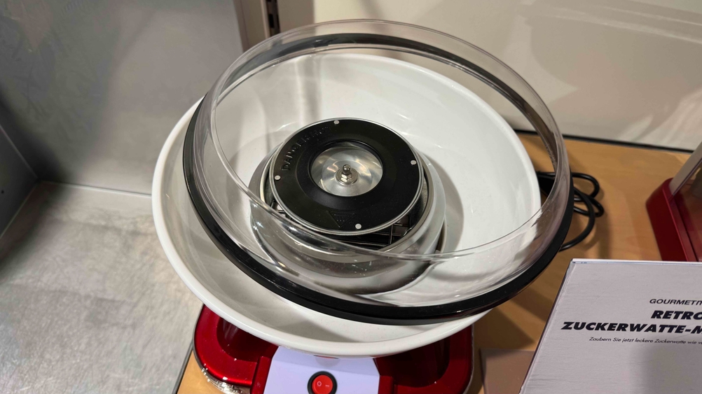 Eine getestete Zuckerwattemaschine von oben mit Deckel.