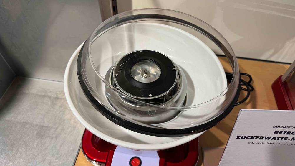 Eine getestete Zuckerwattemaschine von oben mit Deckel.
