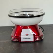 Die getestete Zuckerwattemaschine von Gourmet Maxx auf einer Arbeitsfläche.