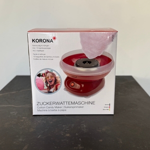 Karton der getesteten Zuckerwattemaschine von Korona auf einer Arbeitsfläche.