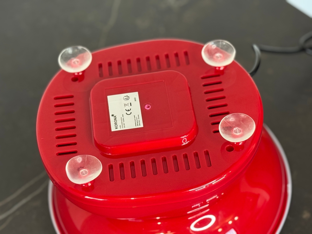 Ansicht der Unterseite der getesteten Zuckerwattemaschine von Korona mit ihren vier Saugnäpfen.