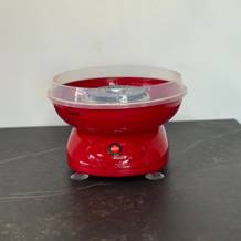 Die getestete Zuckerwattemaschine von Korona auf einer Arbeitsfläche.